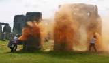 En video: detienen a dos activistas que arrojaron pintura al monumento de Stonehenge