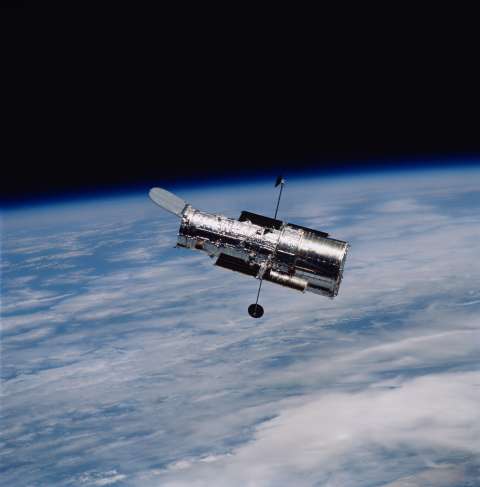 La NASA celebró 34 años del Hubble con increíble foto de una “mancuerna cósmica”