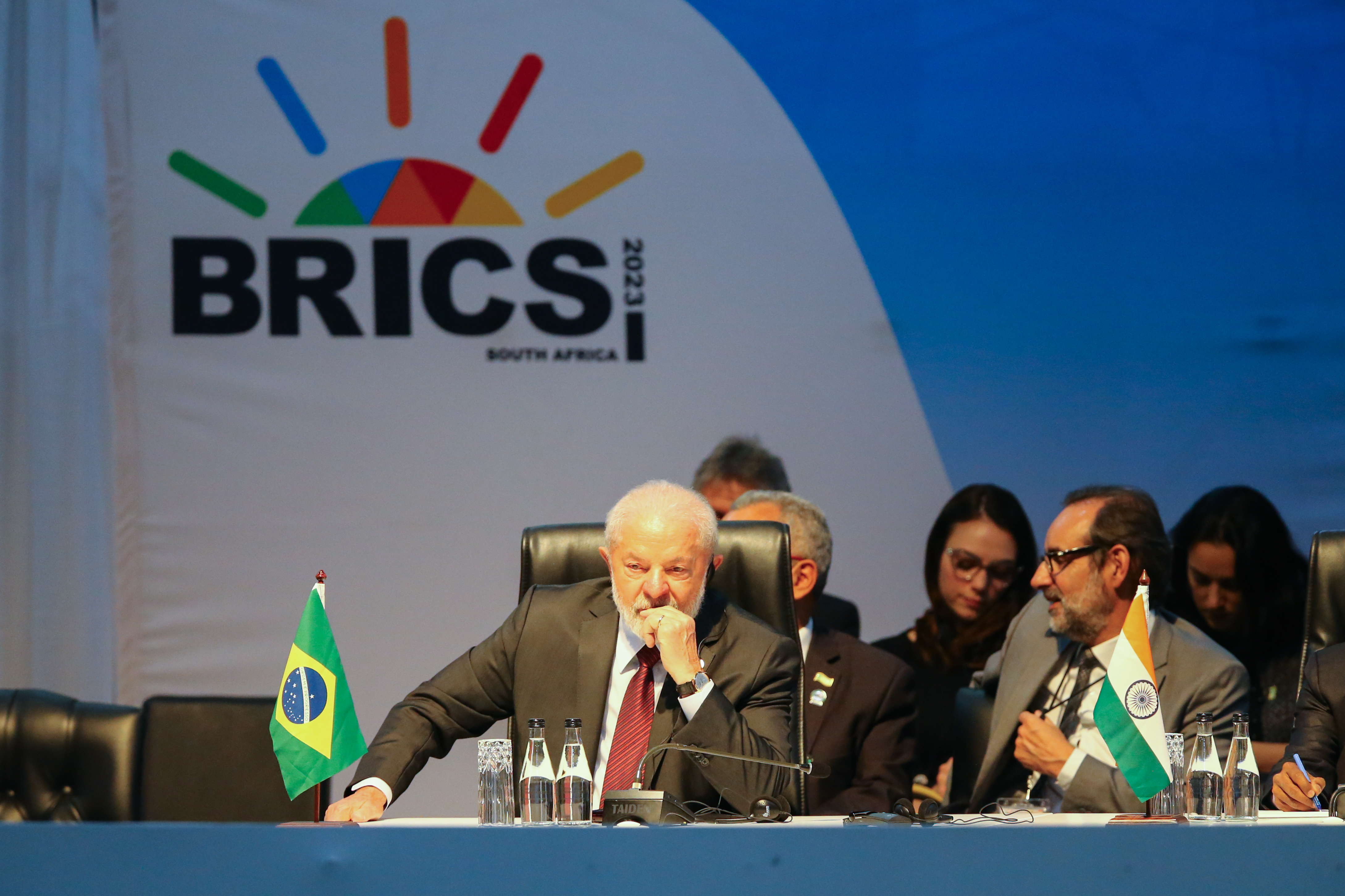 Johannesburg (South Africa), 24/08/2023.- President of Brazil Luiz Inacio Lula da Silva, (L) attends the 15th BRICS Summit, in Johannesburg, South Africa, 24 August 2023. South Africa is hosting the 15th BRICS Summit, (Brazil, Russia, India, China and South Africa). The BRICS leaders announced that they would welcome six new members in January 2024: Iran, Argentina, Egypt, Ethiopia, Saudi Arabia and the United Arab Emirates. (Brasil, Egipto, Etiopía, Rusia, Arabia Saudita, Sudáfrica, Emiratos Árabes Unidos, Johannesburgo) EFE/EPA/KIM LUDBROOK / POOL
