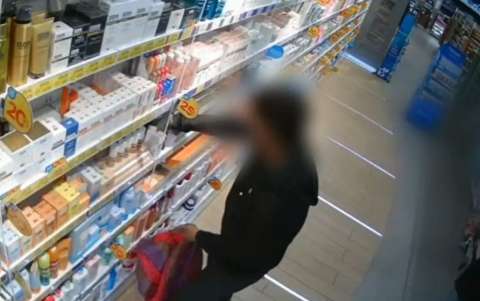 Robaron más de mil productos de una droguería y los encontraron en locales en Plaza España
