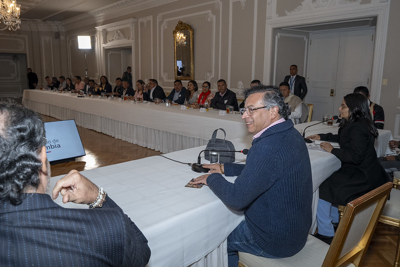 El presidente Gustavo Petro en una reunión con los movimientos sociales e indígenas.