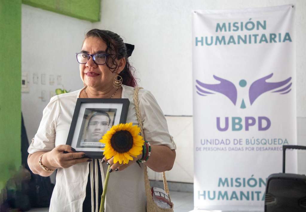COL700. NEIVA. (COLOMBIA), 20/08/2024.- Fotografía cedida por la Unidad de Búsqueda de Personas dadas por desaparecidas (UBPD), que muestra una familiar de César Duván Benavides sosteniendo su fotografía luego de que estuviera desaparecido durante doce años en Neiva (Colombia). Una familia colombiana puso fin a doce años incertidumbre y zozobra luego de que le entregaran los restos de un familiar desaparecido en Neiva, capital del departamento del Huila, en el sur del país, en 2012, informó este martes la Jurisdicción Especial para la Paz (JEP). EFE/UBPD/SOLO USO EDITORIAL/ SOLO DISPONIBLE PARA ILUSTRAR LA NOTICIA QUE ACOMPAÑA (CRÉDITO OBLIGATORIO)