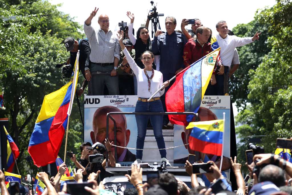 -FOTODELDÍA- AME7680. CARACAS (VENEZUELA), 03/08/2024.- La líder opositora de Venezuela María Corina Machado asiste a una protesta en rechazo a los resultados oficiales de las elecciones presidenciales -que dan la victoria al presidente Nicolás Maduro-, este sábado en Caracas (Venezuela). La líder opositora de Venezuela María Corina Machado abogó este sábado por mantener una lucha "pacífica y cívica" pero con "fuerza" ya que, dijo, las elecciones del 28 de julio marcaron un "hito" sobre el cual se inició la "transición a la democracia" en la nación caribeña. "El 28 de julio marca un hito a partir del cual se inició la transición a la democracia en Venezuela", dijo Machado ante miles de venezolanos que se concentraron en una zona del este de Caracas. EFE/ Ronald Peña R.