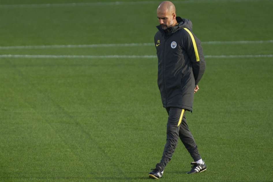 Pep Guardiola, durante un entrenamiento del Manchester City, previo al duelo frente a Barcelona. / EFE