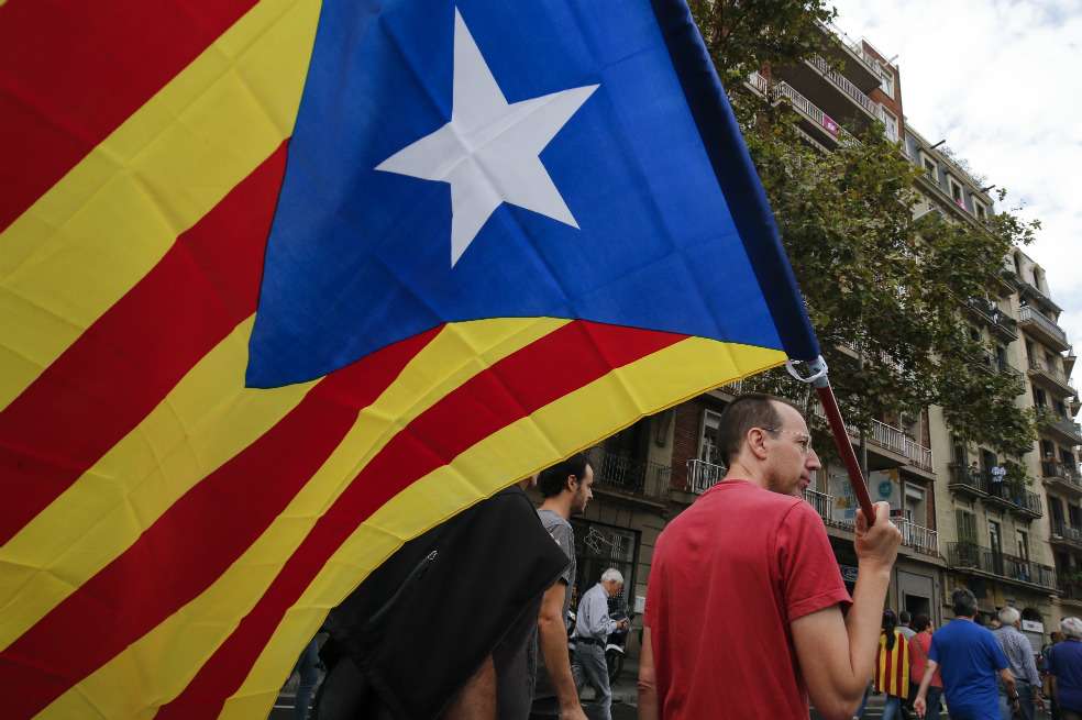 Si el dirigente catalán Carles Puigdemont declara la independencia de la región como prometió, posiblemente el martes, España se enfrentará a su mayor crisis política desde su regreso a la democracia en 1978. / AFP