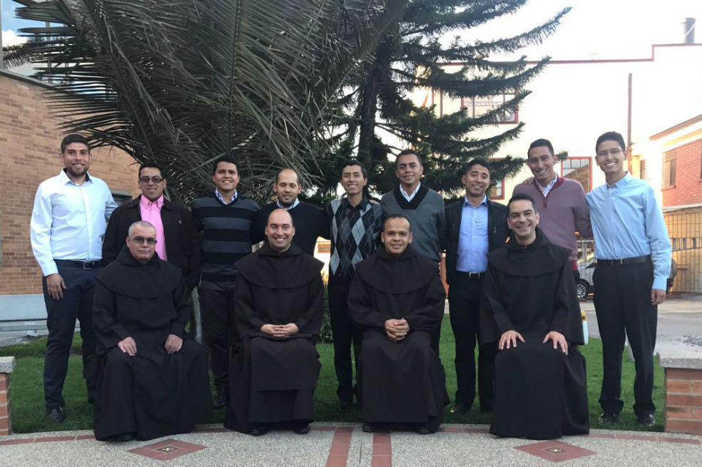 Padres Carmelitas Descalzos y miembros del Seminario de San Pío X de Bogotá.