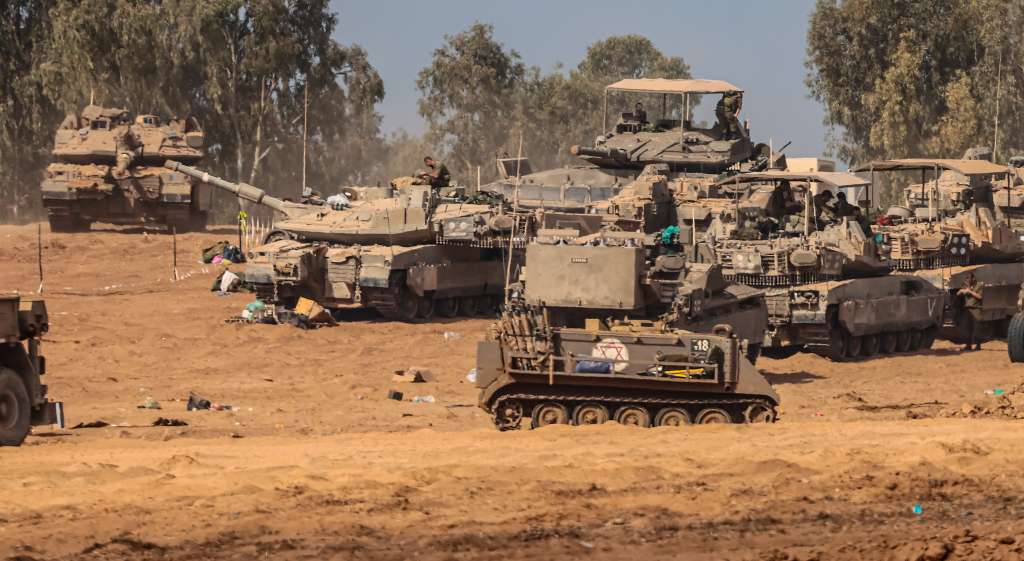 Undisclosed (Israel), 24/10/2023.- Israeli soldiers gathered for the scenario of ground maneuvers at an undisclosed location near the border with Gaza, in Israel, 24 October 2023. More than 5,000 Palestinians and over 1,400 Israelis have been killed, according to the Israel Defense Forces (IDF) and the Palestinian health authority, since Hamas militants launched an attack against Israel from the Gaza Strip on 07 October. EFE/EPA/HANNIBAL HANSCHKE