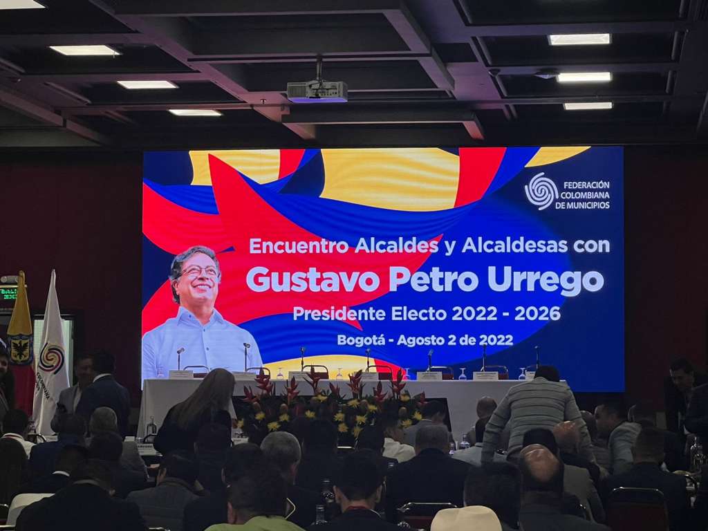 En el encuentro están representando al gobierno electo políticos como Luis Fernando Velasco.