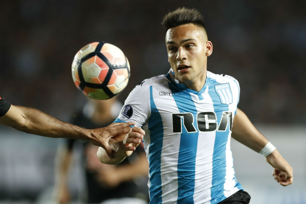 Lautaro Martínez busca marcarle por segunda ocasión consecutiva al conjunto blaugrana. / AFP