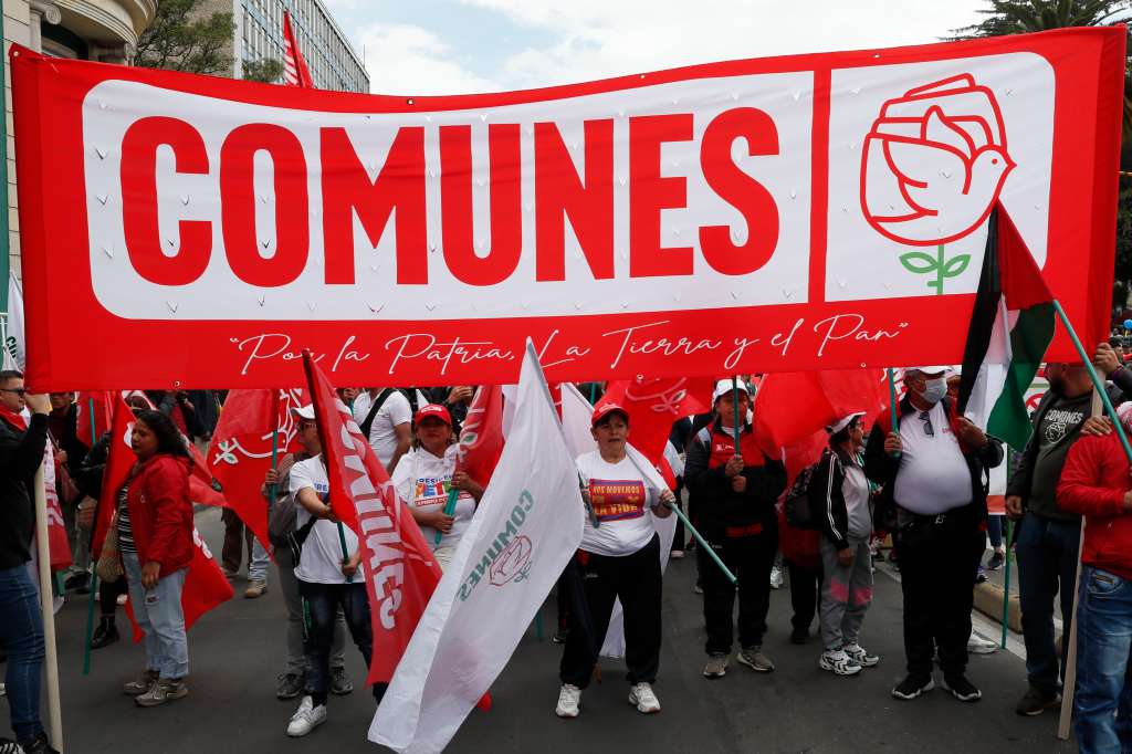AMDEP935. BOGOTÁ (COLOMBIA), 01/05/2024.- Varias personas con banderas de apoyo al Partido Comunes, que surgió luego de la desmovilización de las FARC, participan en la marcha con motivo Día Internacional de los Trabajadores este miércoles, en Bogotá (Colombia). Miles de trabajadores salieron este miércoles a las calles de las principales ciudades colombianas para conmemorar el Día del Trabajo, una movilización a la que se unirá a lo largo de la jornada el presidente Petro, que busca convertirla en una demostración de apoyo a las reformas de su Gobierno. EFE/ Carlos Ortega