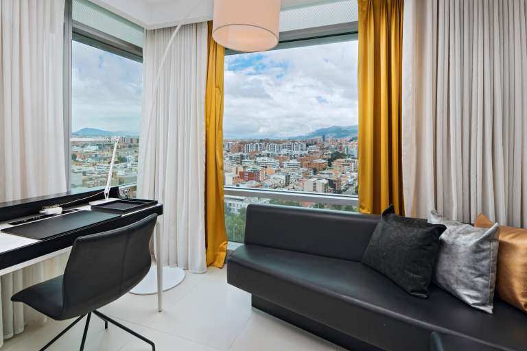 Si lo suyo es trabajar, disfrute haciéndolo de una manera cómoda, eficiente y segura con el formato de Room Office. Donde podrá trabajar en cómodas habitaciones convertidas en oficinas privadas (no se preocupe que no se ve la cama destendida en sus reuniones virtuales porque la quitan).