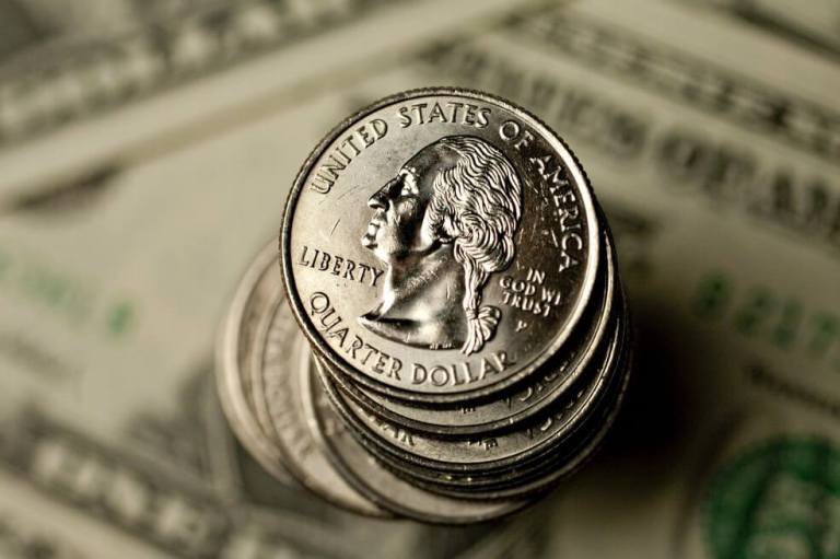 Dólar cae $10 y cierra en $3.734