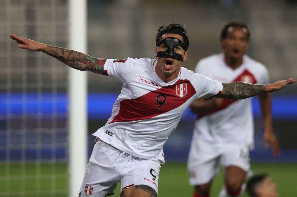 Gianluca Lapadula tras anotar contra Bolivia en las Eliminatorias rumbo a Catar.