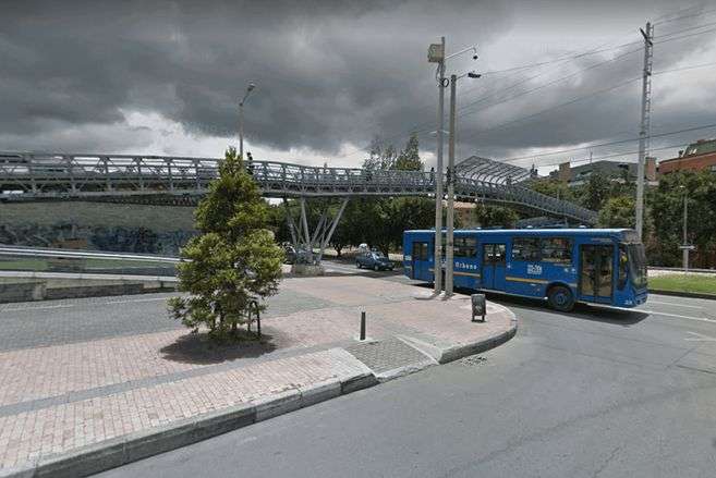 Este es el puente de la calle 121 con carrera Novena, en el barrio Santa Bárbara, en el norte de Bogotá, donde ocurrieron los hechos.