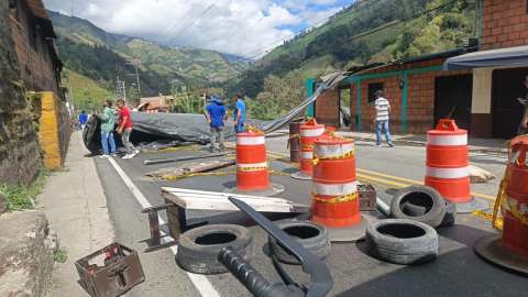 Cerrado completamente el paso por la vía La Línea en Cajamarca; hay protestas