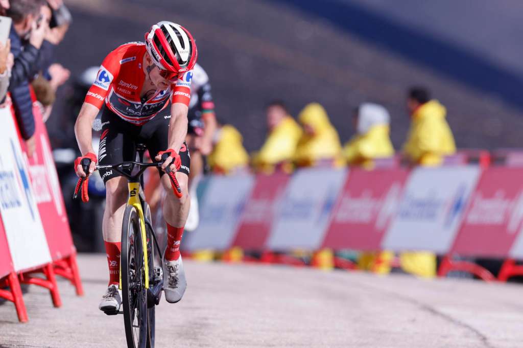 ALTO DE EL MORREDERO (EL BIERZO-LEÓN), 10/09/2025.- El líder de la general, el ciclista danés Jonas Vingegaard, del equipo Team Visma-Lease a Bike, durante la etapa 17 de la Vuelta Ciclista a España disputada este miércoles entre O Barco de Valdeorras (Ourense) y Alto de El Morredero (EL Bierzo-León), de 143,2km de recorrido. EFE/ Javier Lizón