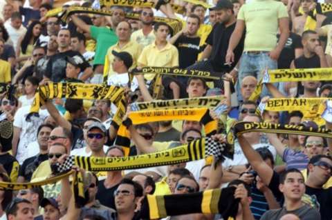 Hinchas de un club israelí protestan por el fichaje de dos musulmanes