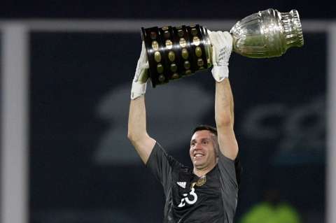 Video: ‘Dibu’ Martínez presumió la Copa América durante entrevista a Camilo Vargas