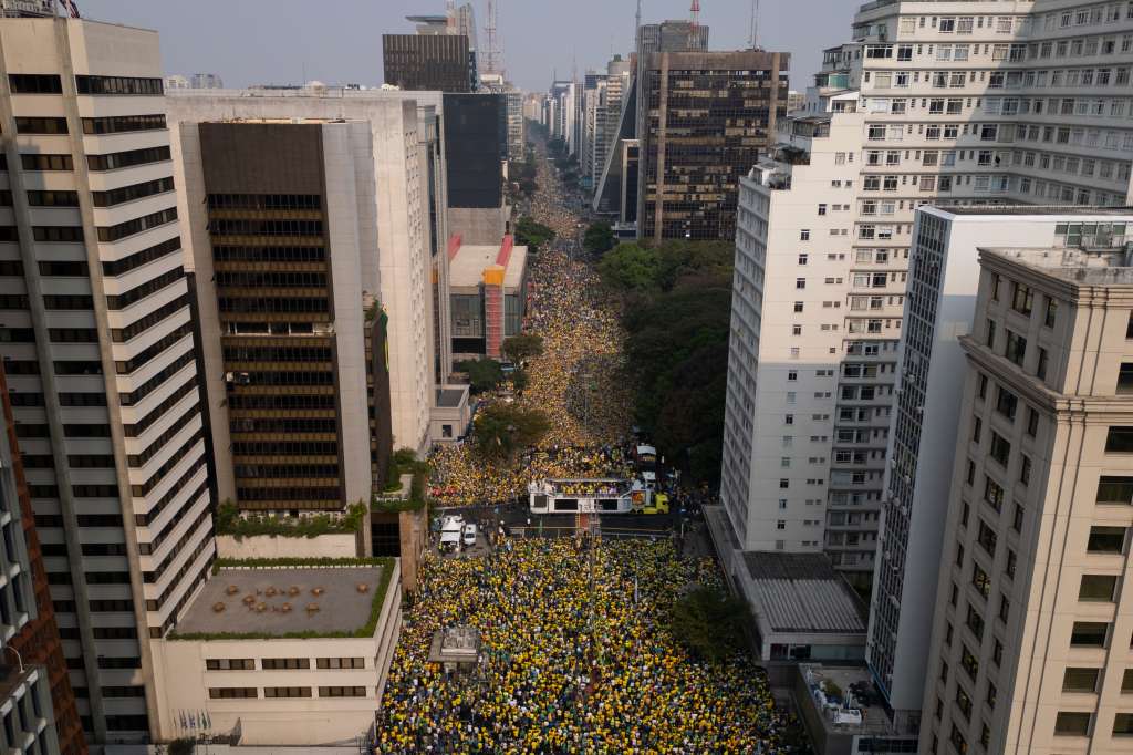 AME6924. SAO PAULO (BRASIL), 07/09/2024.- Fotografía aérea de simpatizantes del expresidente brasileño Jair Bolsonaro durante una movilización este sábado en la avenida Paulista de Sao Paulo (Brasil). Seguidores de Bolsonaro se concentraron en el corazón de São Paulo para exigir la destitución del juez de la Corte Suprema que suspendió la red social X por los continuos desacatos de Elon Musk. EFE/ Isaac Fontana
