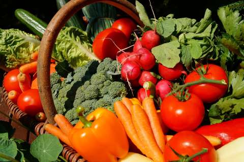 Prepara tu propio líquido para limpiar y desinfectar las frutas y verduras
