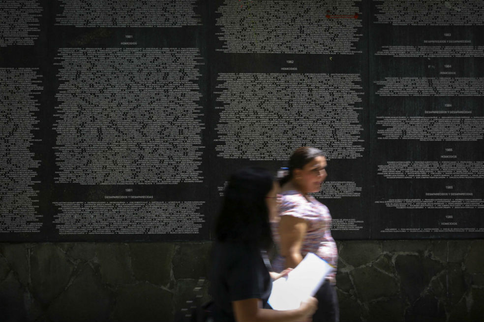Monumento a la Memoria y la Verdad en San Salvador, donde las víctimas y organizaciones defensoras de DD.HH. celebraron la derogación de la ley de amnistía. / EFE
