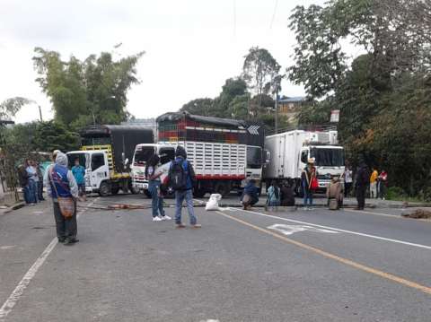 Durante varias horas, indígenas bloquearon vía Panamericana entre Cali y Popayán