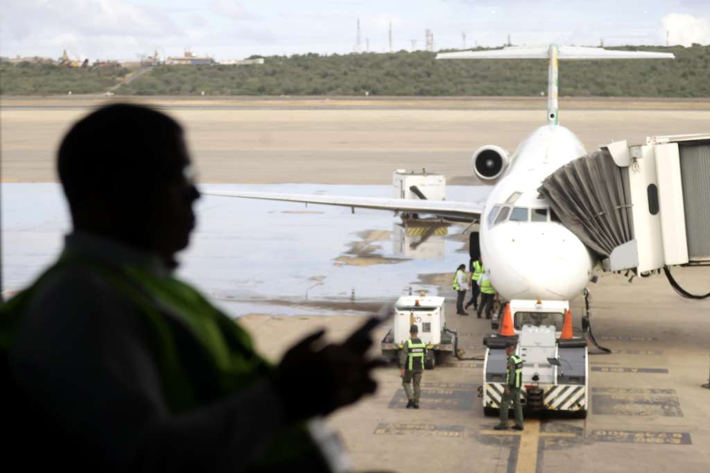 AME3438. MAIQUETÍA (VENEZUELA), 27/11/2025.- Fotografía de un avión este miércoles, en el aeropuerto internacional Simón Bolívar, en Maiquetía (Venezuela). La crisis aérea que vive Venezuela, en medio del despliegue militar de EE.UU. en el Caribe, cumple este jueves una semana y se agrava tras la decisión del Gobierno de Nicolás Maduro de revocar las concesiones de Iberia, TAP, Turkish Airlines, Avianca, Latam Colombia y Gol. EFE/ Ronald Peña R