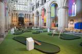 La iglesia que construyó un minigolf para atraer fieles y otras noticias curiosas de la semana