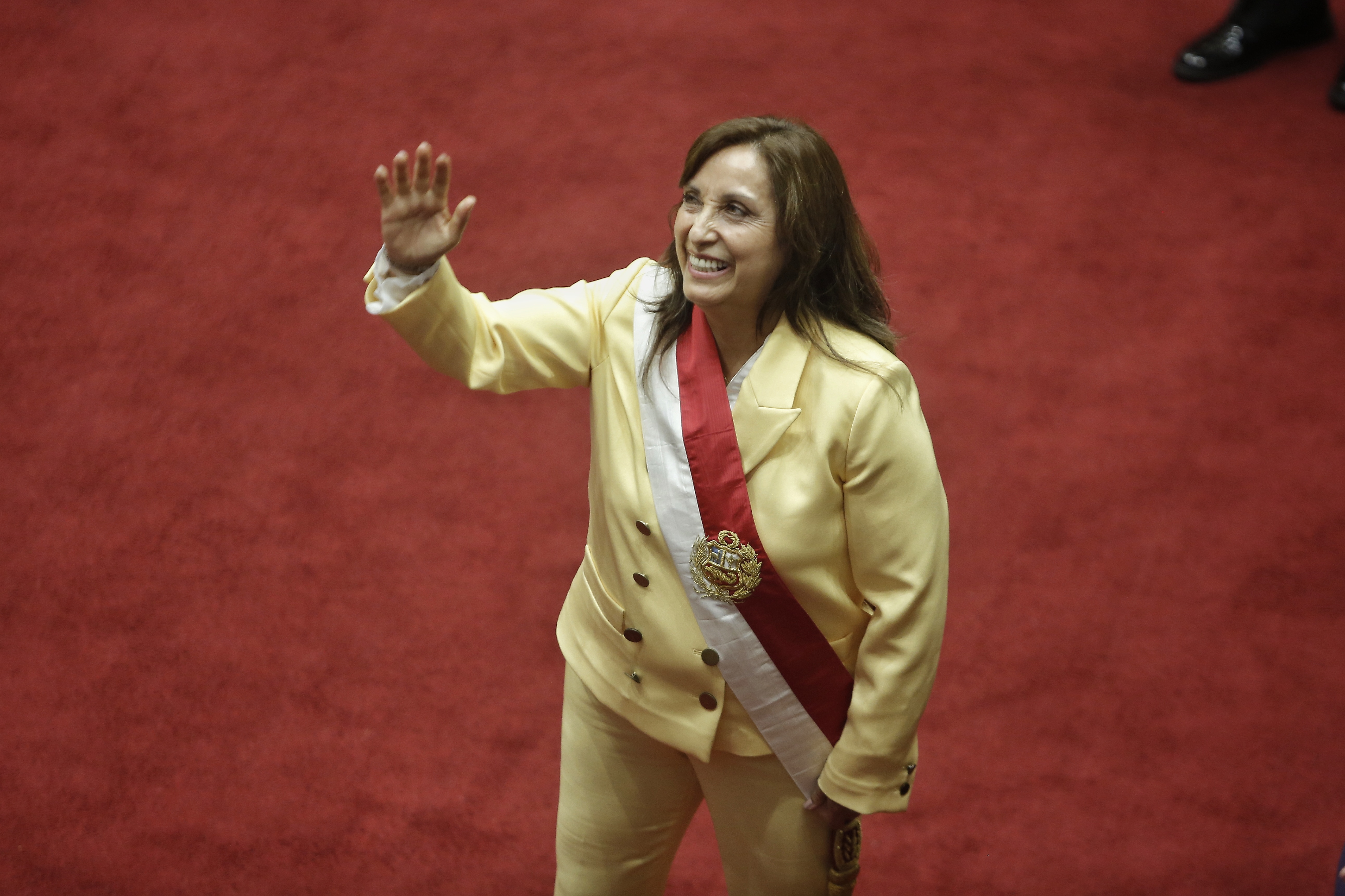 AME8584. LIMA (PERÚ), 07/12/2022.- La abogada Dina Boluarte saluda tras ser juramentada como nueva presidenta del Perú hoy, en la sede del Congreso en Lima (Perú). La abogada izquierdista Dina Boluarte juró este miércoles ante el pleno del Congreso como la primera presidenta de la historia de Perú, tras la destitución por el Parlamento de Pedro Castillo, acusado de dar un golpe de Estado. EFE/ STR
