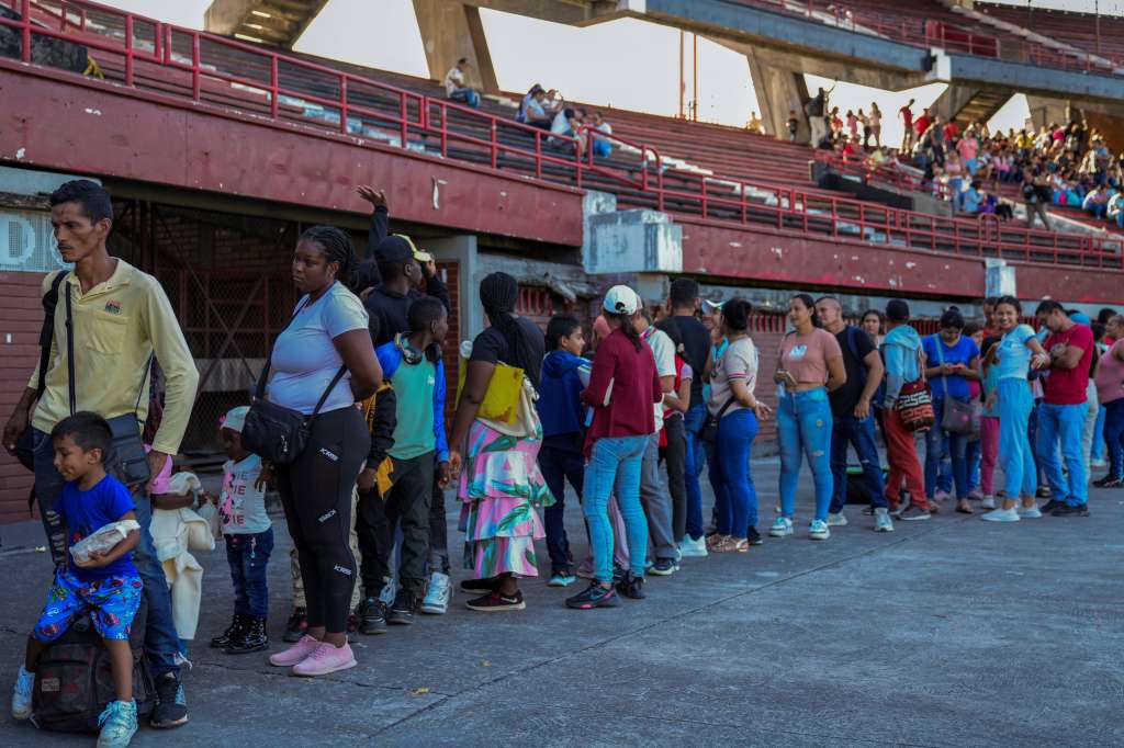 En los primeros meses del año, la violencia continuó desplazando a miles de familias desde veredas y corregimientos hacia Cúcuta. Muchas de ellas fueron alojadas en el estadio General Santander.