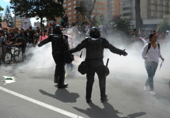 Es necesario, por lo ocurrido el domingo a las afueras de la Santamaría, repetir lo obvio: la violencia física y verbal, el acoso a las personas que piensan diferente, no pueden ser herramientas utilizadas en una democracia. / Foto: Cristian Garavito - El Espectador