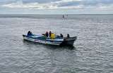 Rescataron a tres pescadores que habían quedado a la deriva en el océano Pacífico