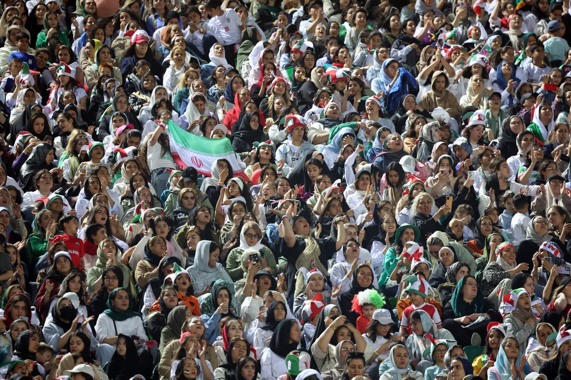 TEHRAN (IRAN(Islamic Republic Of)), 10/06/2025.- Female supporters of Iran cheer during the FIFA World Cup 2026 qualification match between Iran and North Korea in Tehran, Iran, 10 June 2025. (Mundial de Fútbol, Teherán) EFE/EPA/ABEDIN TAHERKENAREH
