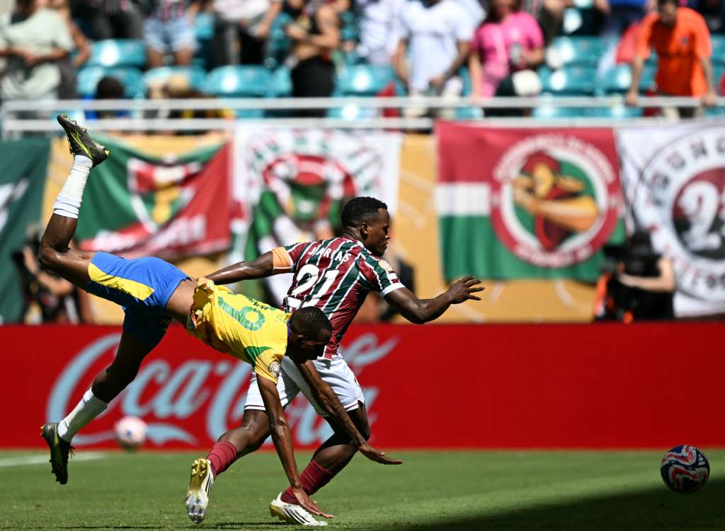 El delantero colombiano Jhon Arias (der), capitán del Fluminense, defiende la pelota ante la marca de Divine Lunga, defensor zimbabuense del Mamelodi Sundowns, en el cierre de la fase de grupos del Mundial de Clubes.
