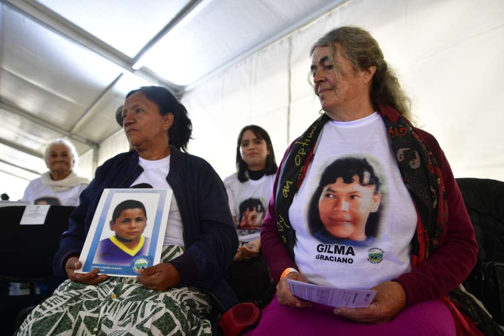 Miembros de la Comunidad de Paz de San José de Apartadó exhiben fotos de miembros asesinados.