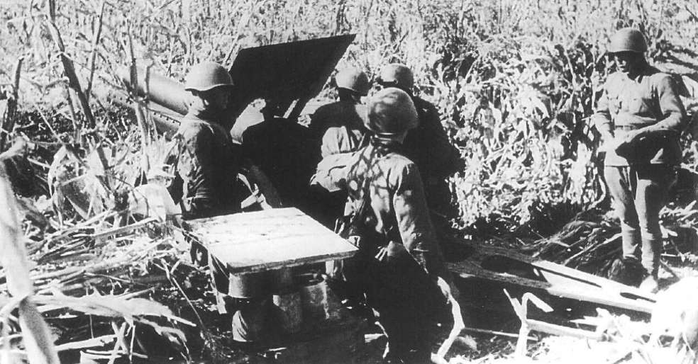 En la imagen, parte de la artillería soviética en Odesa durante la intervención de los rumanos, ordenada por Hitler en 1941. Durante los 73 días que duró el enfrentamiento, las fuerzas rumanas fueron las más afectadas; 93.000 soldados perecieron.