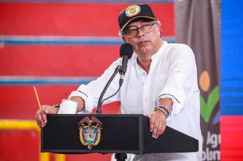 “Hay que poner a la institucionalidad al servicio de la gente y no de la mafia”: Petro