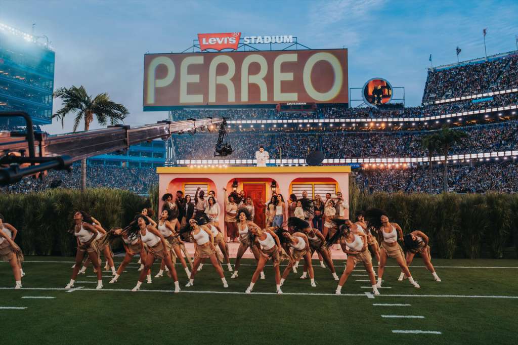 SANTA CLARA (ESTADOS UNIDOS), 09/02/2026.-, El cantante puertorriqueño Bad Bunny durante su actuación en el descanso del Super Bowl en Santa Clara, California, Estados Unidos. El conjunto blanco con el que la estrella puertorriqueña Bad Bunny actuó en el descanso del Super Bowl fue diseñado por la marca española Zara, según informó este domingo la revista Vogue. EFE/Acoustyle / SOLO USO EDITORIAL/SOLO DISPONIBLE PARA ILUSTRAR LA NOTICIA QUE ACOMPAÑA (CRÉDITO OBLIGATORIO)