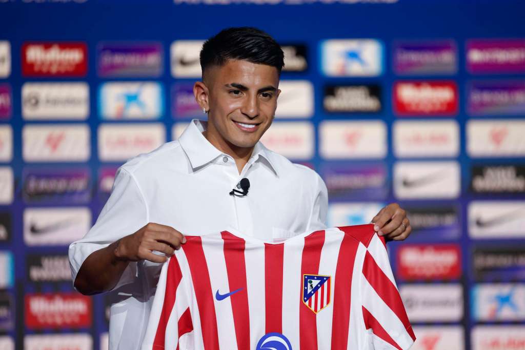 MADRID (ESPAÑA), 29/07/2025.- El delantero argentino Thiago Almada durante su presentación como nuevo jugador del Atlético de Madrid en el estadio Metropolitano de Madrid. EFE/ Chema Moya