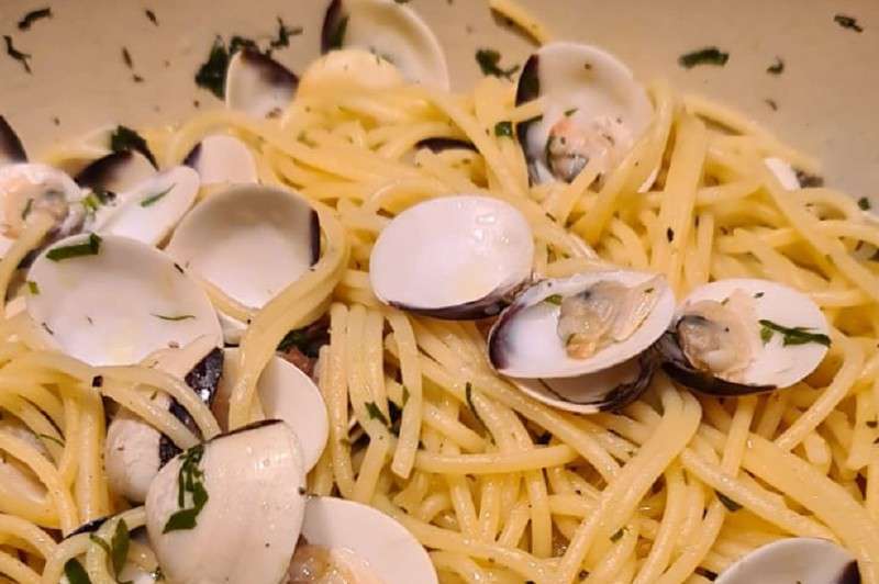 Para acompañar, infaltable un buen pan campesino o toscano y, por qué no, una copita de vino.