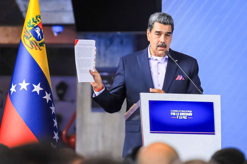 AME8320. CARACAS (VENEZUELA), 15/10/2025.- Fotografía cedida por Prensa Miraflores del presidente de Venezuela, Nicolás Maduro, hablando durante un acto de gobierno este miércoles, en Caracas (Venezuela). Maduro anunció que desde mañana jueves se pondrá en marcha el plan 'Independencia 200' en los estados de Táchira, Apure y Amazonas, fronterizos con Colombia, para la "defensa integral" del país, en un contexto marcado por el despliegue militar de EE.UU. en el mar Caribe. EFE/ Prensa Miraflores / SOLO USO EDITORIAL/ NO VENTAS/ SOLO DISPONIBLE PARA ILUSTRAR LA NOTICIA QUE ACOMPAÑA (CRÉDITO OBLIGATORIO)