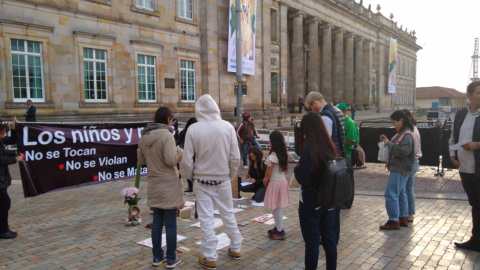 Con funeral simbólico, protestan en Bogotá contra asesinatos de niños en Colombia