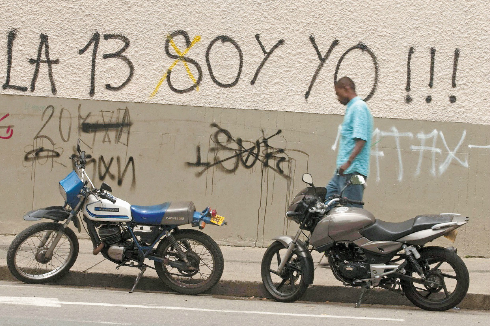 En la Comuna 13 los habitantes se encuentran en medio de la incertidumbre ante las amenazas de los grupos ilegales que operan en la zona. / EFE