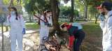 Jóvenes del Idipron reparan las sillas del Park Way en Bogotá