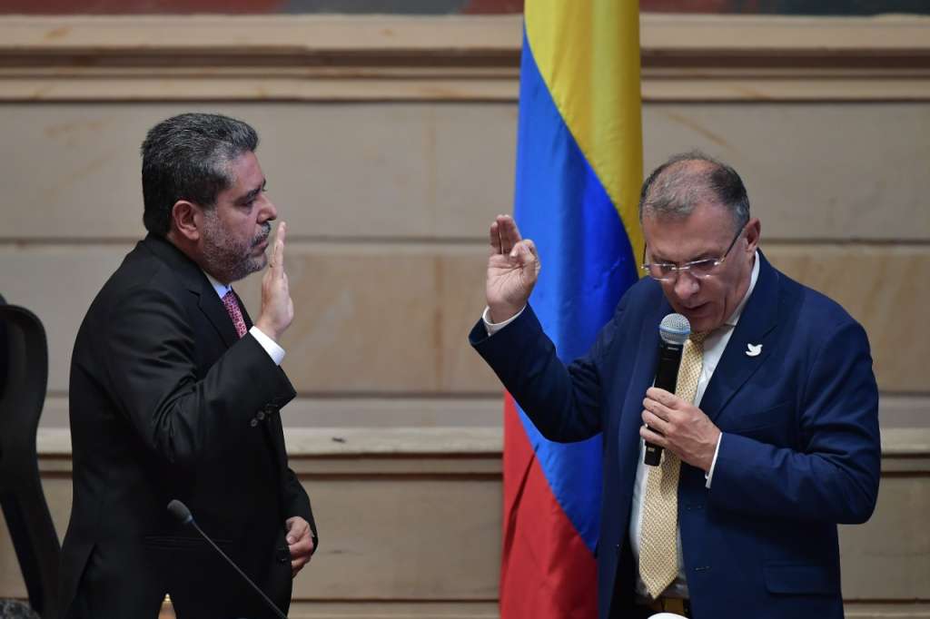 Carlos Hernán Rodríguez juramentando como nuevo contralor de la República.