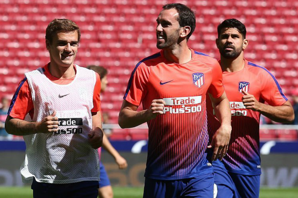 El francés Antoine Griezmann (izq.) y el uruguayo Diego Godín (cen.) durante un entrenamiento en el Atlético de Madrid. / @atleticodemadrid