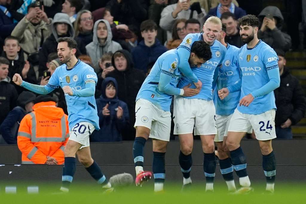 Manchester (United Kingdom), 25/01/2025.- Erling Haaland (C) of Manchester City celebrates scoring the 2-1 lead during the English Premier League match between Manchester City and Chelsea, in Manchester, Britain, 25 January 2025. (Reino Unido) EFE/EPA/TIM KEETON EDITORIAL USE ONLY. No use with unauthorized audio, video, data, fixture lists, club/league logos, 'live' services or NFTs. Online in-match use limited to 120 images, no video emulation. No use in betting, games or single club/league/player publications.