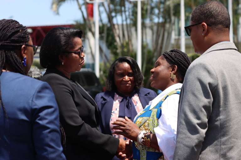 En Gabón, Francia Márquez sostuvo un corto encuentro con su homóloga de ese país, Rosa Christiane Ossouka Raponda. “Nuestro país, durante otros gobiernos, no ha hecho un empeño por fortalecer las relaciones diplomáticas con el continente africano y ese es nuestro propósito hoy, el del primer gobierno progresista en tantos años”, dijo Márquez.