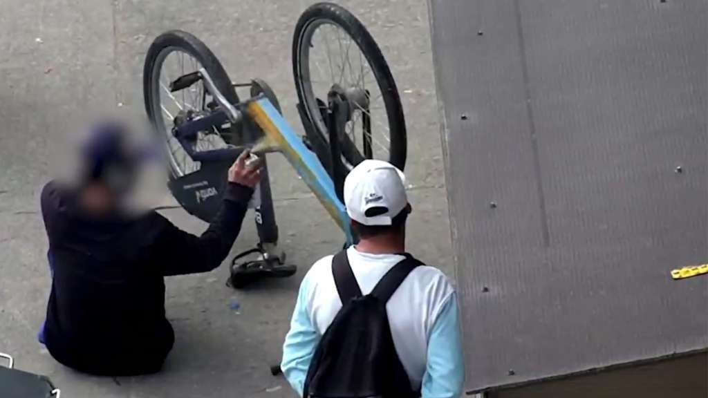 El delincuente intentó pintar la bicicleta con aerosol.