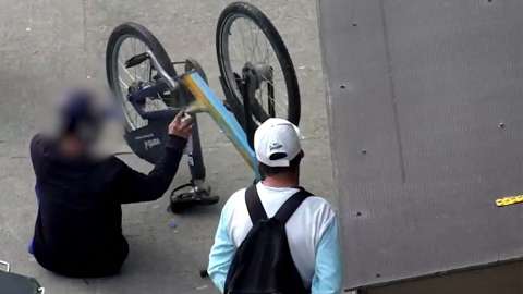 Robó una bicicleta y la pintó para evadir las autoridades, pero todo quedó grabado